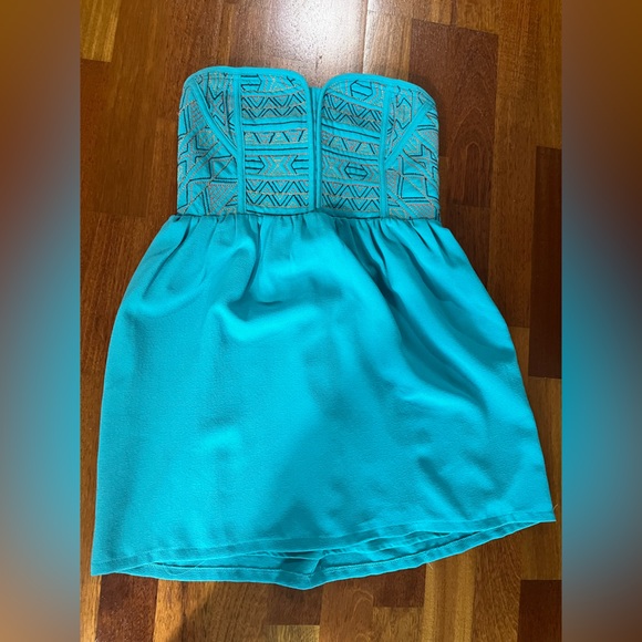 Dresses - Picture 3 of 3